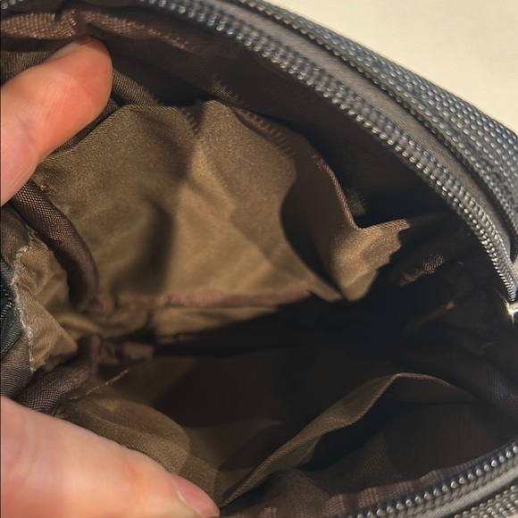 🔥🔥🔥Compact Black Messenger Bag with Adjustable Strap and Minimalist Design - Picture 7 of 10